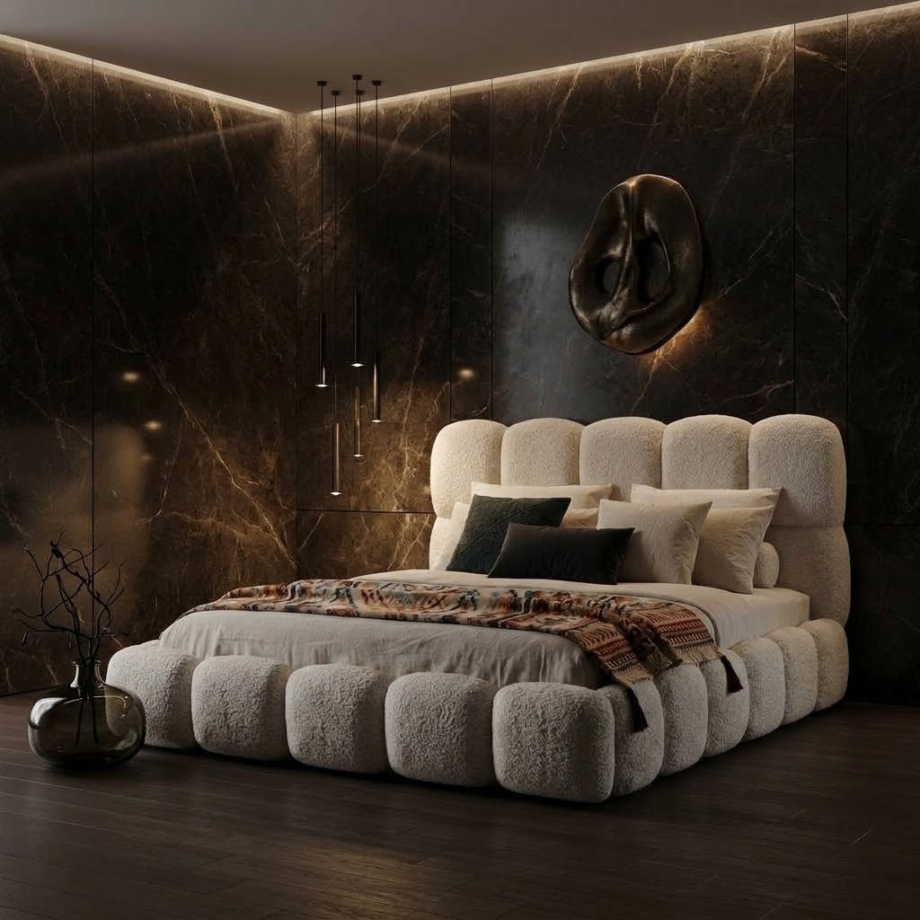 Lit bubble en bouclette crème dans une chambre au marbre sombre
