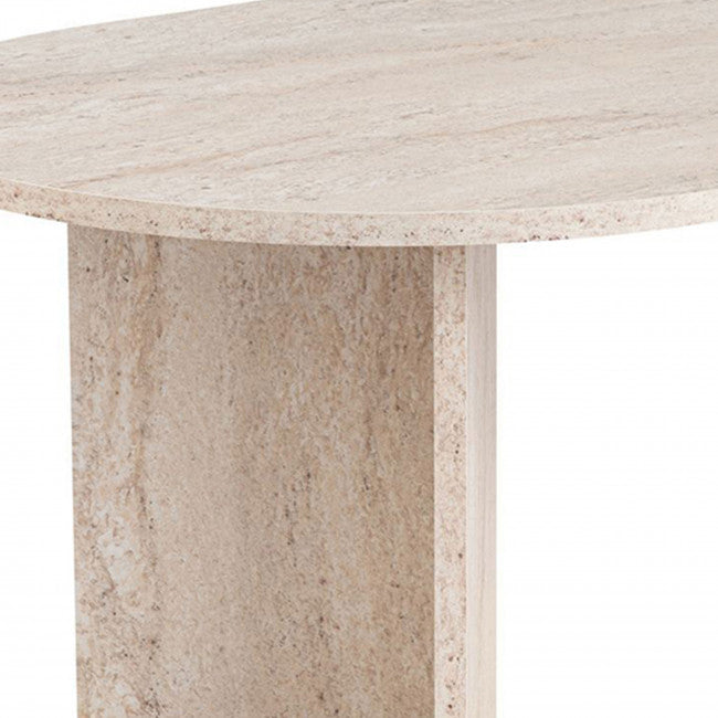 Table basse ovale effet travertin dans un salon
