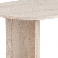 Table basse ovale effet travertin dans un salon